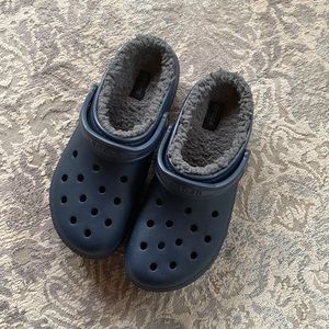 Crocs Men’s classic lined fuzzy clog in navy with grey lining Size -10